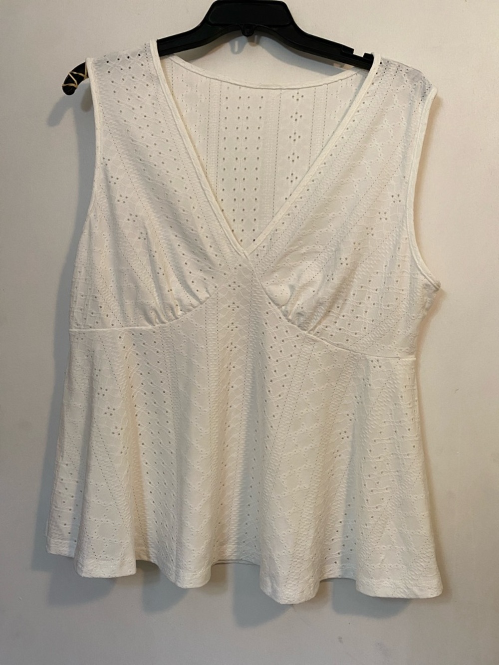SHEIN White Eyelet V-Neck Sleeveless Top